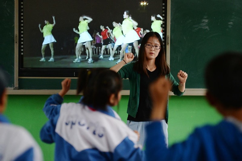 La maestra Zhao Chunlin ayuda a los estudiantes a ensayar una danza para el Día Internacional de la Infancia en la Escuela Primaria Nanqi de Longcheng. (Foto: Chen Bin/ Xinhua)