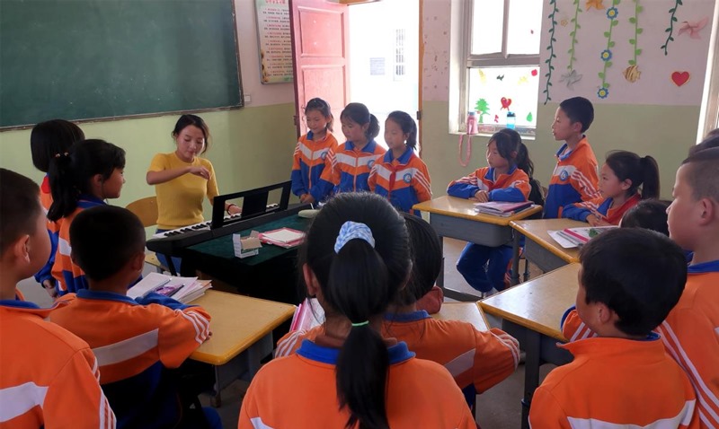 Song Juanli enseña a cantar a los alumnos de la Escuela Primaria Shanwang. (Foto: China Daily)