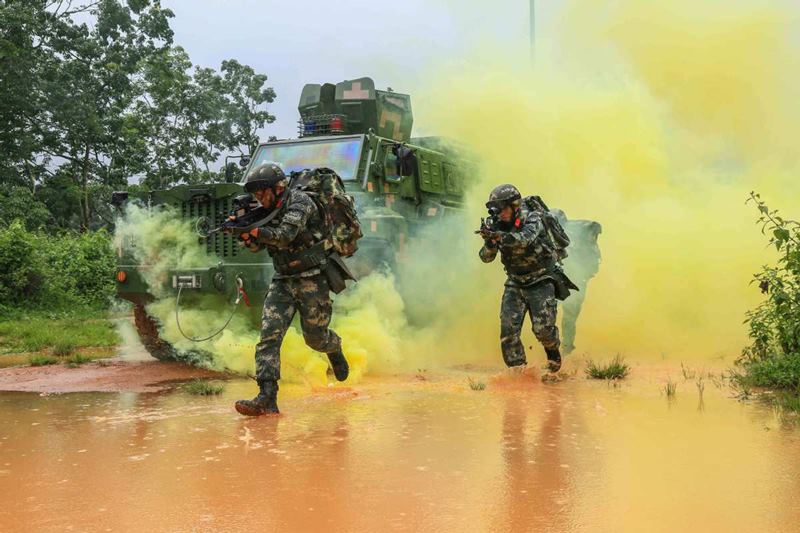 Como parte de un curso de asalto, los miembros del escuadrón llevan a cabo un simulacro de ataque. (Foto: China Daily)