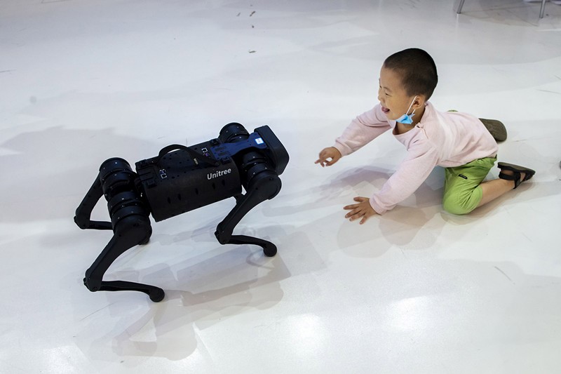 Un niño juega con un robot en la exposición de la Conferencia Mundial de Economía Digital 2020 y la X Exposición de Economía y Ciudades Inteligentes, celebrada en Ningbo, provincia de Zhejiang, 11 de septiembre del 2020. (Foto: Zhang Yongtao/ Pueblo en Línea)