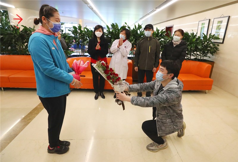 Yao Ningxin ofrece flores a Cui, Beijing, 22 de abril del 2020. (Foto: Zhu Xingxin/ China Daily)