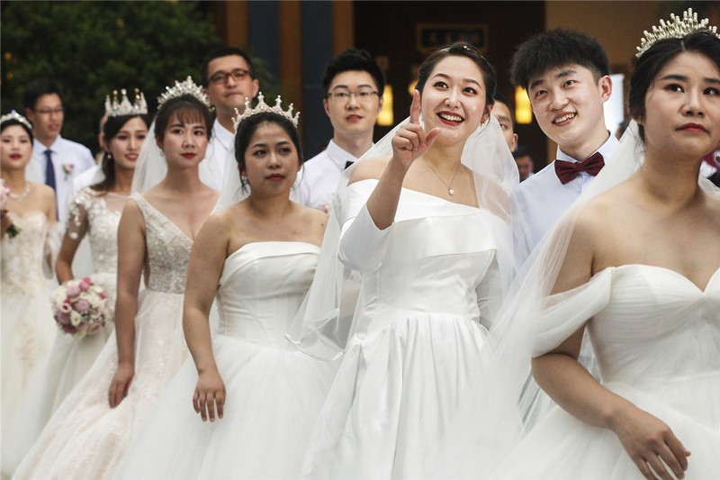 Cui (tercero a la derecha) y Yao (segundo a la derecha) se casan dentro de una boda grupal celebrada en Bo'ao, provincia de Hainan, 6 de junio del 2020. (Foto: Zhang Yuwei/ China Daily)