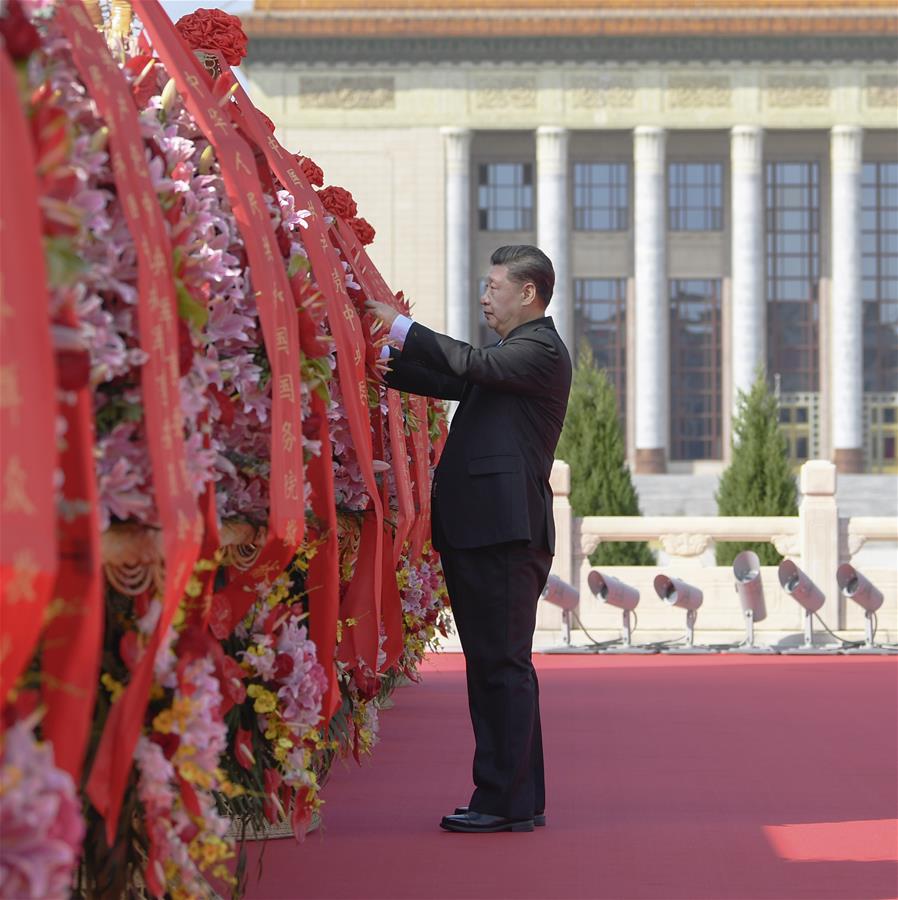 Xi Jinping acomoda las cintas rojas de las ofrendas florales durante una ceremonia para entregar ofrendas florales a los héroes nacionales fallecidos, en la Plaza de Tian'anmen en Beijing, capital de China, el 30 de septiembre de 2020. Xi y otros líderes del Partido Comunista de China y del Estado incluyendo a Li Keqiang, Li Zhanshu, Wang Yang, Wang Huning, Zhao Leji, Han Zheng y Wang Qishan junto con representantes de todos los ámbitos de la vida asistieron a la ceremonia para conmemorar el Día de los Mártires el miércoles por la mañana. (Xinhua/Shen Hong)