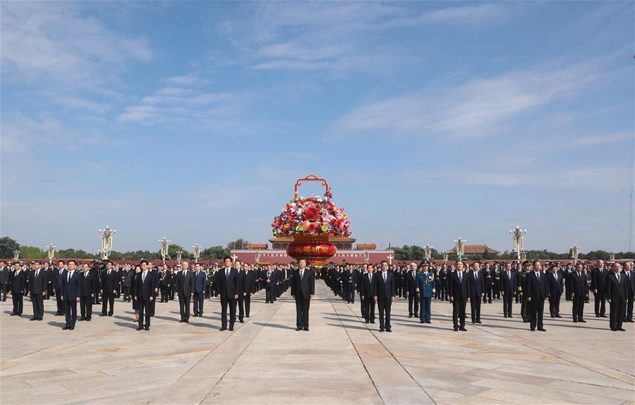 Xi Jinping y otros líderes del Partido Comunista de China y del Estado incluyendo a Li Keqiang, Li Zhanshu, Wang Yang, Wang Huning, Zhao Leji, Han Zheng y Wang Qishan, junto con representantes de todos los ámbitos de la vida, asisten a una ceremonia para entregar ofrendas florales a los héroes nacionales fallecidos, en la Plaza de Tian'anmen de Beijing, capital de China, el 30 de septiembre de 2020. (Xinhua/Ju Peng)