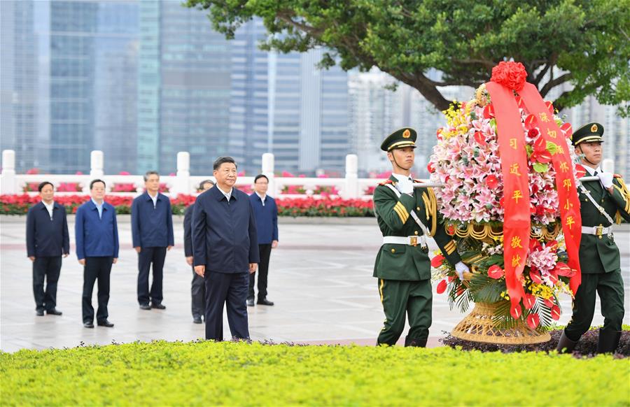 SHENZHEN, 14 octubre, 2020 (Xinhua) -- El presidente chino, Xi Jinping, también secretario general del Comité Central del Partido Comunista de China y presidente de la Comisión Militar Central, coloca una cesta floral en la estatua del camarada Deng Xiaoping, ubicada en el parque Lianhuashan, en Shenzhen, provincia de Guangdong, en el sur de China, el 14 de octubre de 2020. Xi asistió el miércoles a una gran celebración con motivo del 40º aniversario del establecimiento de la Zona Económica Especial de Shenzhen y pronunció un discurso importante. (Xinhua/Li Xiang)