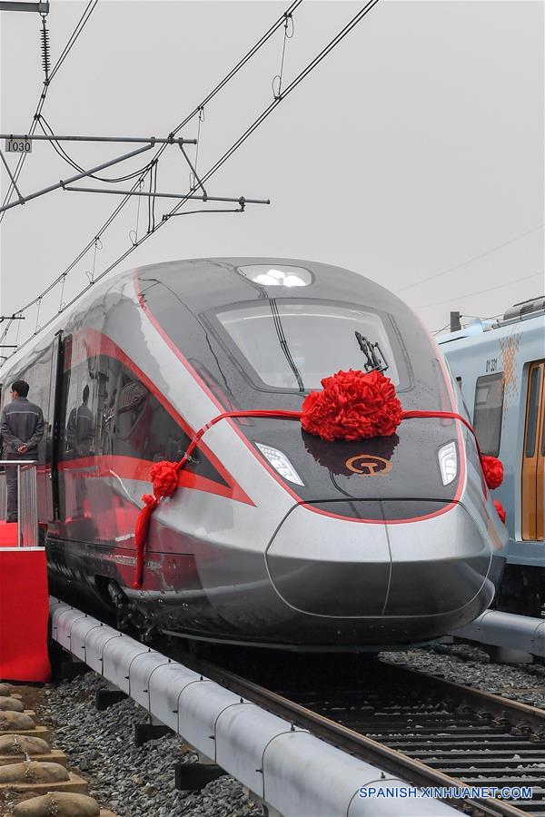 Imagen del 21 de octubre de 2020 del nuevo modelo de tren de alta velocidad capaz de funcionar en diferentes sistemas ferroviarios, en Changchun, provincia de Jilin, en el noreste de China. (Xinhua/Zhang Nan) 