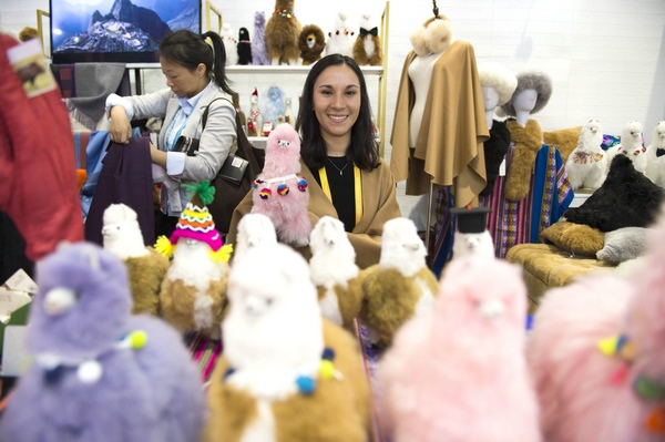 Muñecas de alpaca. [Foto: Xinhua]