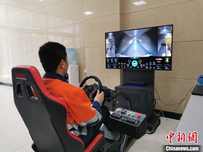 La imagen muestra al conductor del "camión minero no tripulado 5G" sentado frente al equipo, operando remotamente el camión, que se encuentra a 1.000 metros bajo tierra. El camión puede ejecutar comandos como la marcha adelante, la marcha atrás y los giros. Por Yan Jiao