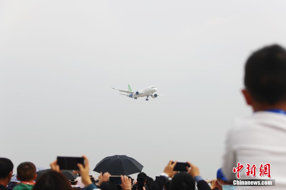 Avión C919 de China realiza exhibición aérea inaugural