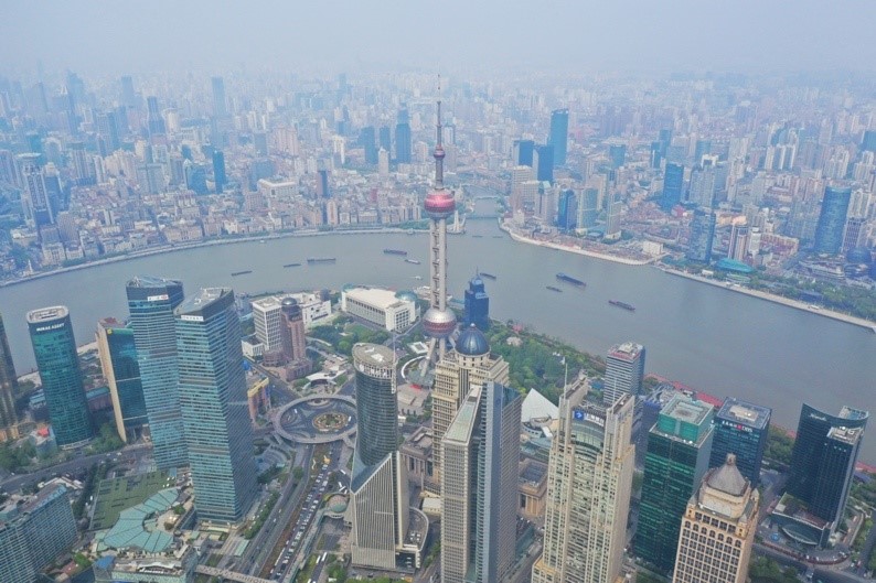 Una foto aérea del 14 de abril muestra una vista panorámica de Lujiazui en Pudong, Shanghai. Rascacielos como la Torre de Televisión y Radio Oriental Pearl, la Torre Jinmao, el Centro Financiero Mundial y la Torre de Shanghai se elevan a gran altura. (Pueblo en Línea / Shen Chunchen)