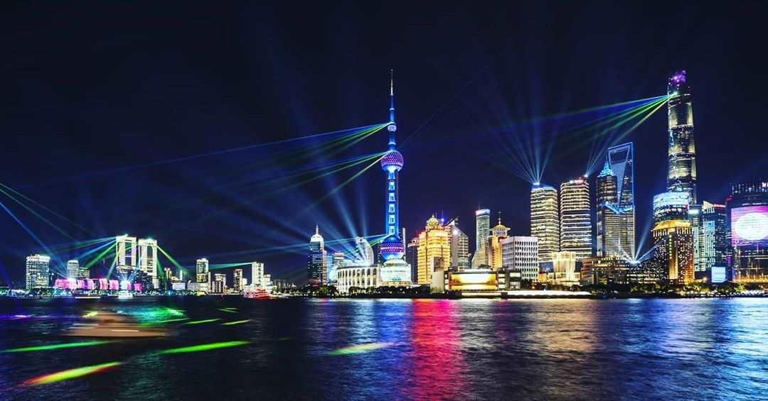 Espectáculo de luces con el tema de la Exposición Internacional de Importaciones de China con rayos de luz que se reflejan en el agua y el cielo desde Lujiazui en Shanghai, el 4 de noviembre de 2020. [Foto / Xinhua]