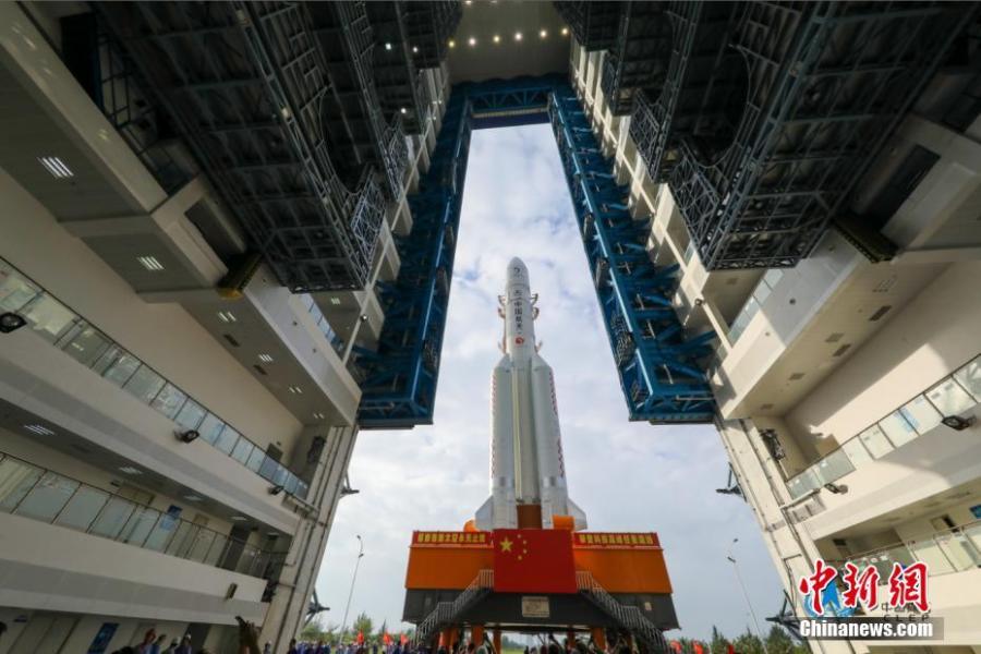 El cohete Larga Marcha-5 Y5 en el sitio de lanzamiento de la nave espacial Wenchang,  provincia de Hainan. (Photo/China News Service)