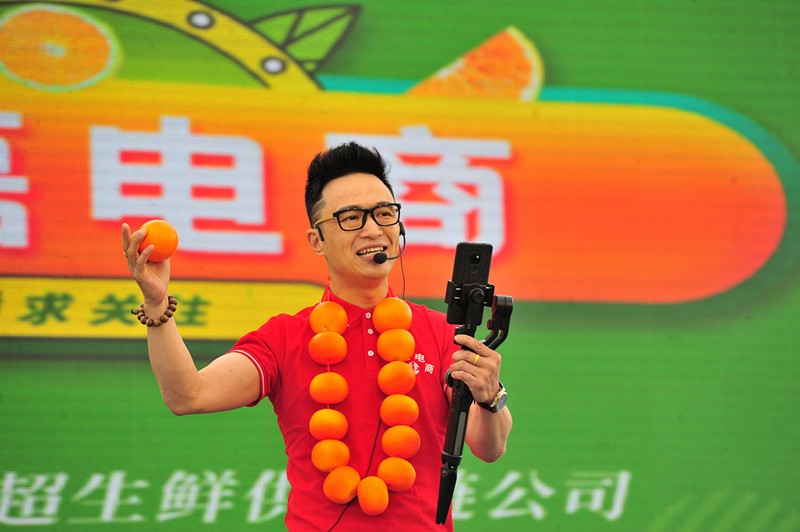 Zhang Ziyi, un empleado de una empresa de comercio electrónico rural, anuncia frutas cítricas a través de transmisiones en vivo en el distrito Yiling, ciudad de Yichang, provincia de Hubei en China central, el 21 de mayo. (Foto de Zhang Guorong / Pueblo en Línea)