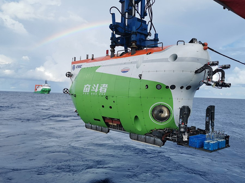 El sumergible tripulado de aguas profundas de China Fendouzhe está siendo sumergido en el agua. (Foto / Academia China de Ciencias)