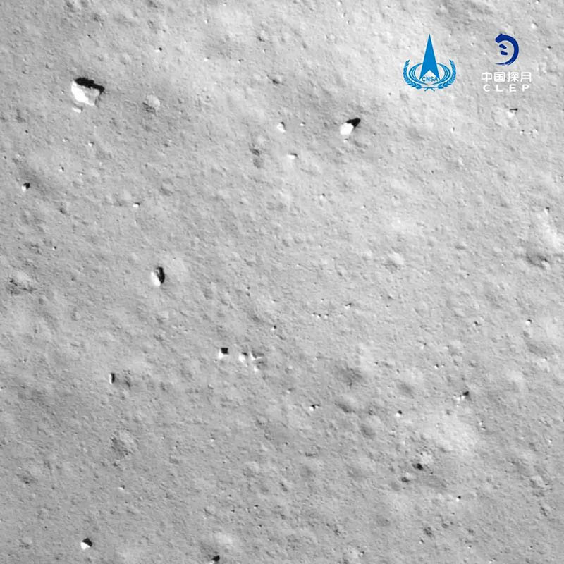 La foto muestra una imagen tomada por una cámara a bordo de la sonda Chang'e-5 durante su descenso motorizado. (Foto: proporcionada por la cuenta de WeChat del Proyecto de Exploración Lunar de China)