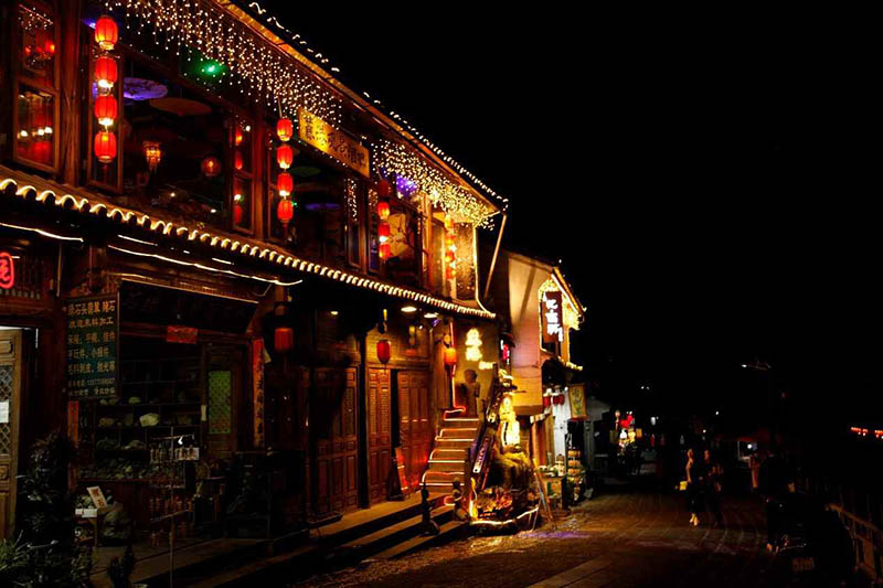 Una tienda, decorada con faroles chinos y luz de neón, ofrece piezas de jade en la ciudad antigua de Heshun, provincia de Yunnan, 7 de diciembre del 2020. (Foto: Diario del Pueblo/ Zhou Yu)