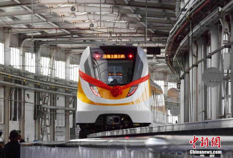 Un empleado de la empresa CRRC Changchun Railway Vehicles trabaja en un tren maglev de velocidad media-baja de nueva generación en Changchun, provincia de Jilin, 15 de diciembre del 2020. (Foto: Servicio de Noticias de China)