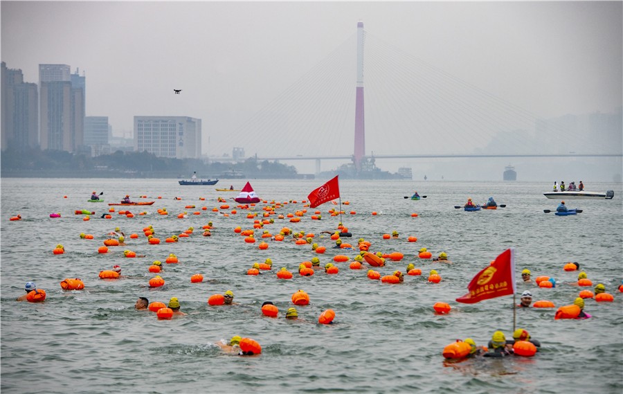 Más de 1.500 atletas de las provincias de Zhejiang, Shaanxi y Hubei y el municipio de Chongqing participan en el Torneo Cruzar el Río Yangtsé Chongqing 2020. La competencia incluye natación, paddleboard y canoa. [Foto: Ran Mengjun/ China Daily]