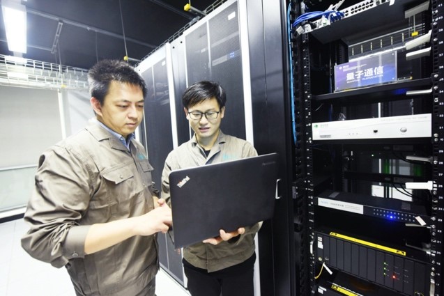 El personal de la sucursal de Información y Comunicación de State Grid Hangzhou Power Supply Company verifica equipos de comunicación cuántica en una sala de máquinas, 2 de noviembre del 2020. (Foto: Long Wei/ Pueblo en Línea)