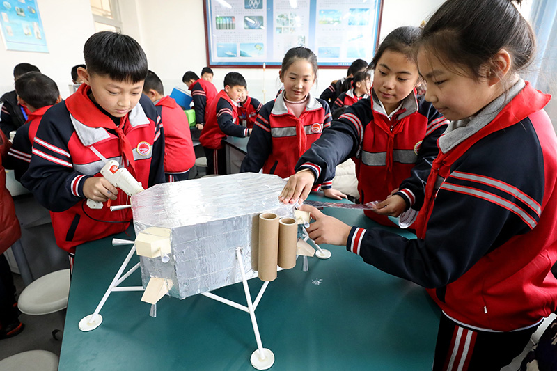 El 17 de diciembre, aficionados a la ciencia aeroespacial de la escuela primaria central de la ciudad de Zhuanbu, en el condado Yinan de Linyi, provincia de Shandong, hicieron una maqueta de la sonda Chang'e-5. Du Yubao / Pueblo en Línea