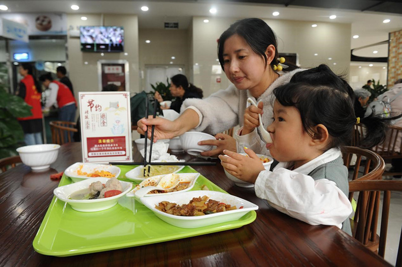 En la comunidad Fangxing de la ciudad de Hefei, los residentes cenan en el comedor comunitario. El comedor comunitario tiene en cuenta el bienestar público sobre la base de una operación orientada al mercado y brinda comodidad a los residentes de la jurisdicción. Zhang Hongjin / Pueblo en Línea