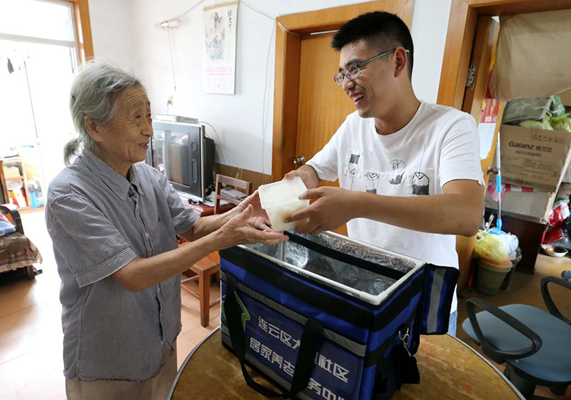 En la comunidad Dagang de Lianyungang, el comedor comunitario lleva el almuerzo a los hogares de personas mayores con movilidad reducida. No solo resuelve el problema de las dificultades alimentarias de los ancianos, sino que también amplía la función del centro de servicios de atención domiciliaria integral de la comunidad. Li Wei / Pueblo en Línea