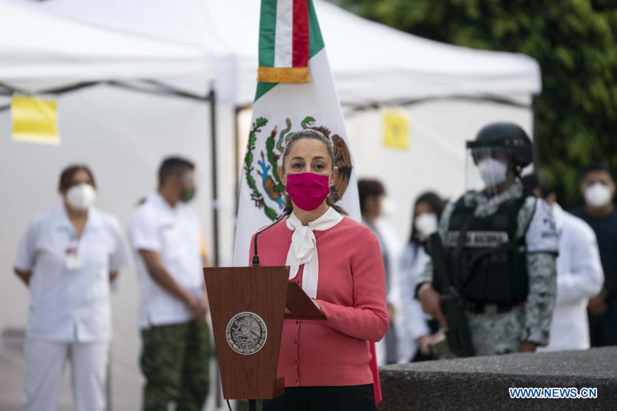  CIUDAD DE MEXICO, 24 diciembre, 2020 (Xinhua) -- La jefa de Gobierno de la Ciudad de México, Claudia Sheinbaum, pronuncia un discurso en el acto de inicio de la aplicación de una vacuna contra la enfermedad causada por el nuevo coronavirus (COVID-19), llevado a cabo en el Hospital General de México "Dr. Eduardo Liceaga", en la Ciudad de México, capital de México, el 24 de diciembre de 2020. México inició el jueves la vacunación contra la COVID-19, con la dosis del laboratorio estadounidense Pfizer y su socio alemán BioNTech, dando prioridad a personal médico y de enfermería del país. (Xinhua/Luis Licona)