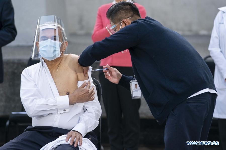  CIUDAD DE MEXICO, 24 diciembre, 2020 (Xinhua) -- Un trabajador de la salud suministra una vacuna contra la enfermedad causada por el nuevo coronavirus (COVID-19) a Fernando Molinar (i), jefe de Terapia Intensiva del Hospital Rubén Leñero de la Ciudad de México, en un acto llevado a cabo en el Hospital General de México "Dr. Eduardo Liceaga", en la Ciudad de México, capital de México, el 24 de diciembre de 2020. México inició el jueves la vacunación contra la COVID-19, con la dosis del laboratorio estadounidense Pfizer y su socio alemán BioNTech, dando prioridad a personal médico y de enfermería del país. (Xinhua/Luis Licona)