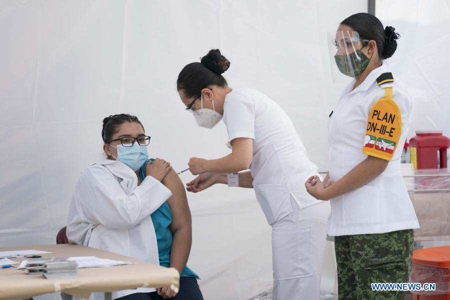 CIUDAD DE MEXICO, 24 diciembre, 2020 (Xinhua) -- Una trabajadora de la salud recibe una vacuna contra la enfermedad causada por el nuevo coronavirus (COVID-19), en un acto llevado a cabo en el Hospital General de México "Dr. Eduardo Liceaga", en la Ciudad de México, capital de México, el 24 de diciembre de 2020. México inició el jueves la vacunación contra la COVID-19, con la dosis del laboratorio estadounidense Pfizer y su socio alemán BioNTech, dando prioridad a personal médico y de enfermería del país. (Xinhua/Luis Licona)