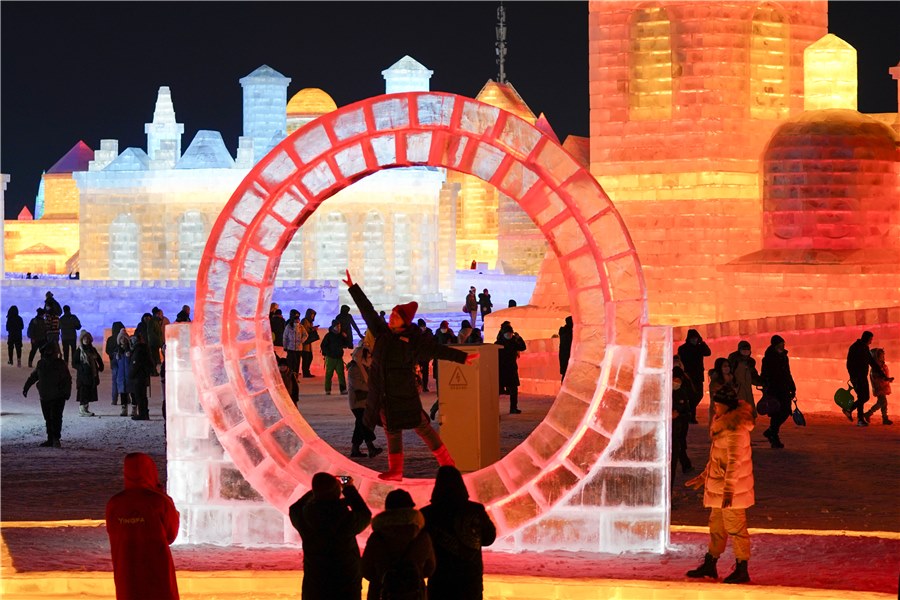Turistas posan para una foto durante el inicio de la XXII edición del Mundo de la Nieve y el Hielo en Harbin, provincia de Heilongjiang, 24 de diciembre de 2020. [Foto: Lyu Pin/ China Daily]