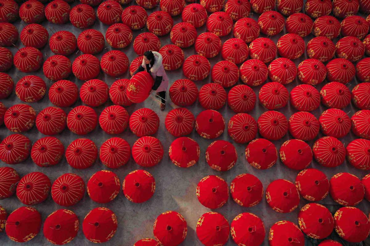 Faroles chinos hechos en el condado Danzhai, Qiandongnan Miao y prefectura autónoma de Dong, provincia de Guizhou, 20 de diciembre del 2020. [Foto: Huang Xiaohai/ China Daily]