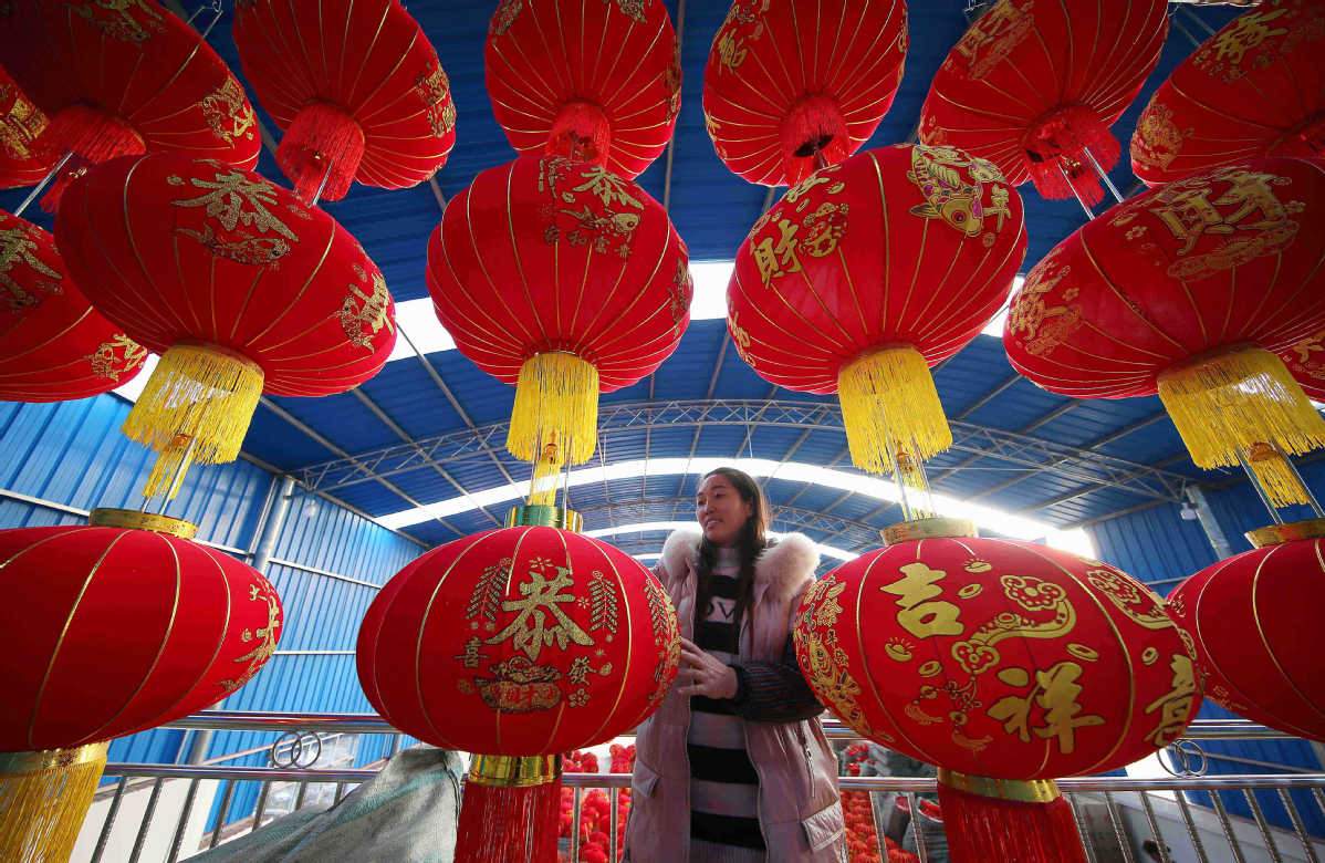 Una trabajadora prepara faroles chinos en el condado Danzhai, Qiandongnan Miao y prefectura autónoma de Dong, provincia de Guizhou, 20 de diciembre del 2020. [Foto: Huang Xiaohai/ China Daily]