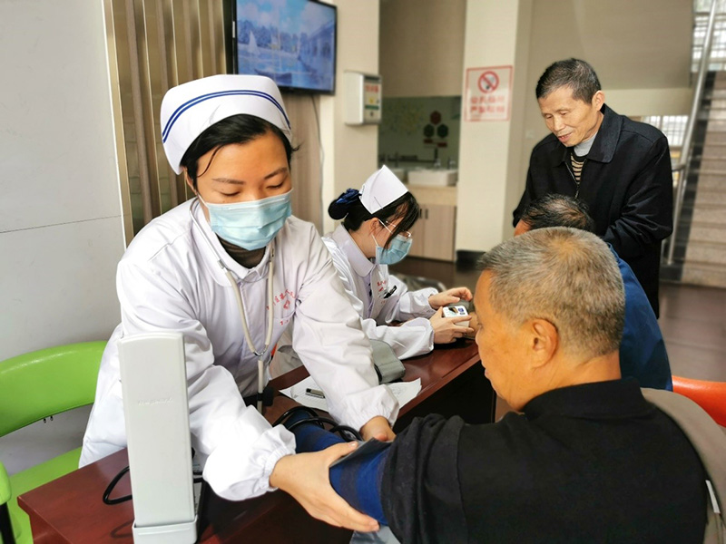 El personal realiza exámenes físicos a los ancianos en un centro de atención para ancianos durante el día en Dongxiang, provincia de Jiangxi (sureste de China). (He Jianghua / Pueblo en Línea)