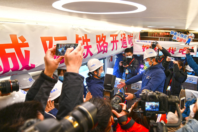 Una pareja se compromete a bordo del primer ferrocarril que une Beijing y la Nueva Área de Xiong´an, en la Estación de Ferrocarriles Oeste de Beijing, el 27 de diciembre de 2020. [Foto de Sun Lijun / chinadaily.com.cn]