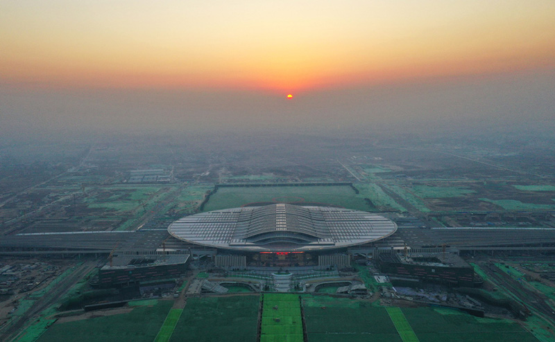 Esta foto aérea del 27 de diciembre de 2020 muestra la Estación de Ferrocarril de Xiong'an al amanecer en la Nueva Área de Xiong'an, provincia de Hebei, en el norte de China. [Foto / Xinhua]