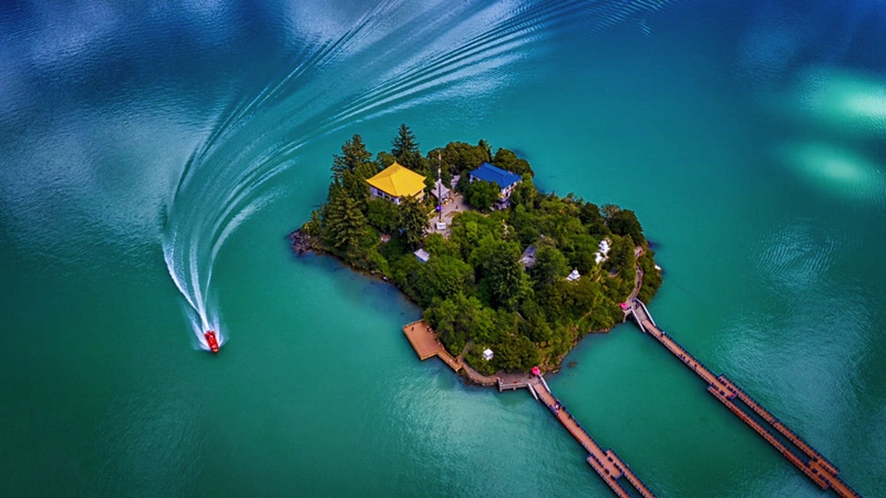 Isla del lago Basongcuo. Foto de Chen Bowen