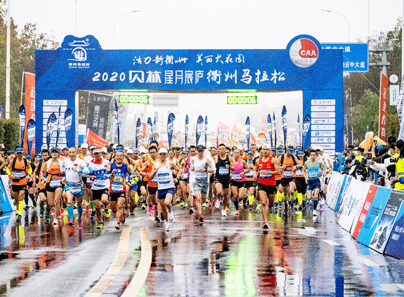 El 22 de noviembre, la Maratón de Quzhou tuvo lugar frente a la entrada principal del Pabellón de Exposiciones de la ciudad de Quzhou. La competición de este año estuvo compuesta de cuatro eventos: maratón completa, media maratón, mini maratón y carrera familiar, donde participaron 12.000 corredores del país. Shi Jiamin / Pueblo en Línea