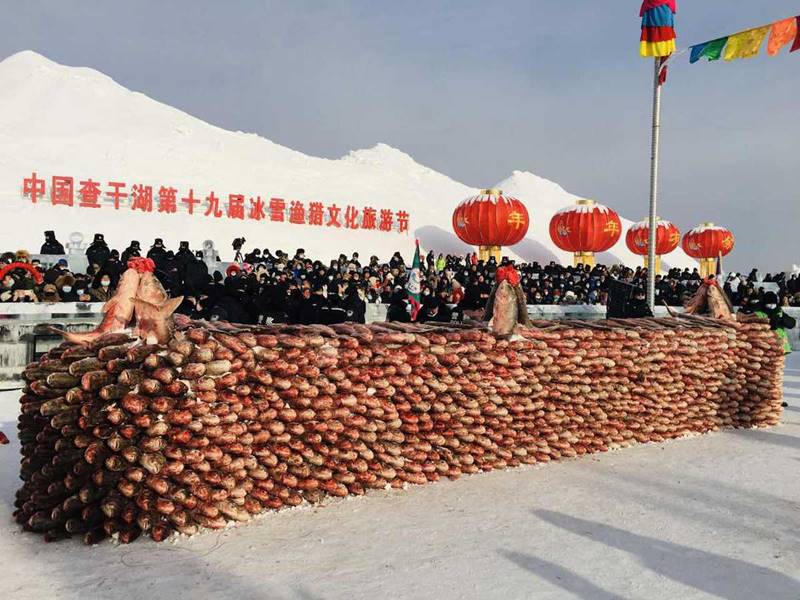 Un muro hecho de pescados congelados se exhibe durante la ceremonia de apertura del 19 Festival de Turismo Cultural de Pesca y Caza del Lago Chagan, inaugurado este lunes en Songyuan, provincia de Jilin. [Foto: Han Junhong/ China Daily]