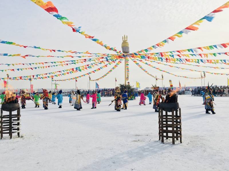 Ceremonia de apertura del 19 Festival de Turismo Cultural de Pesca y Caza del Lago Chagan, inaugurado este lunes en Songyuan, provincia de Jilin. [Foto: Han Junhong/ China Daily]