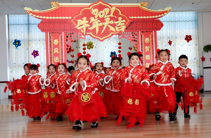 El 30 de diciembre, los niños de una guardería afiliada a la escuela primaria de la calle Wenhua en el distrito Shizhong, ciudad de Zaozhuang, provincia de Shandong, celebraron con alegría la llegada del nuevo año. Sun Zhongzhe / Pueblo en Línea