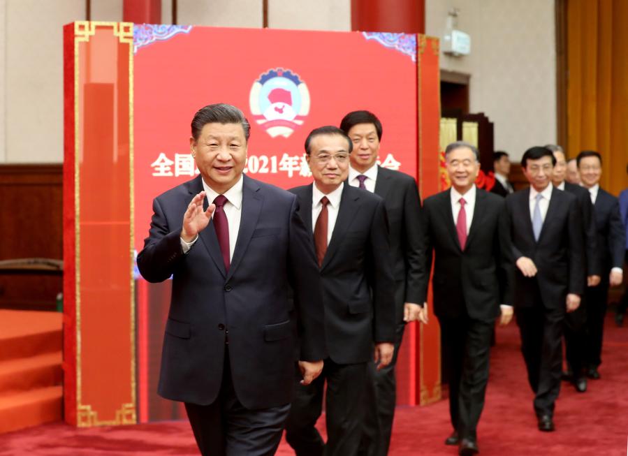 Los líderes del Partido Comunista de China y del Estado, Xi Jinping, Li Keqiang, Li Zhanshu, Wang Yang, Wang Huning, Zhao Leji, Han Zheng y Wang Qishan, asisten a la reunión de Año Nuevo celebrada por el Comité Nacional de la Conferencia Consultiva Política del Pueblo Chino, en Beijing, capital de China, el 31 de diciembre de 2020. Los líderes también observaron una presentación en la reunión. (Xinhua/Yao Dawei)