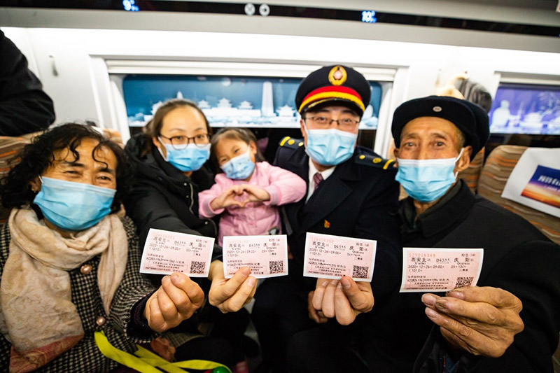 El 26 de diciembre de 2020, en el primer ferrocarril de alta velocidad de la línea Yinchuan-Xi´an, el número D4355, el conductor del tren, Liang Xiuyan (segundo a la derecha), acompañó a su familia en su tiempo de descanso, que viajaba desde Xi'an a su ciudad natal en Qingyang, Gansu. Era la primera vez que el abuelo de 79 años viajaba en tren. Liu Xiang / Pueblo en Línea