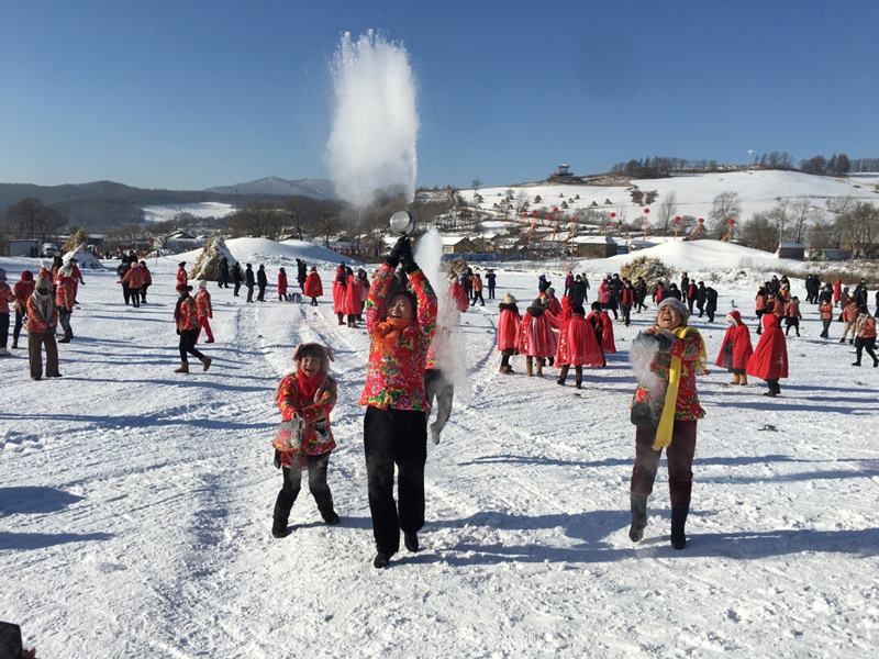 En la ceremonia de inauguración del V Festival de Hielo y Nieve de Shulan, un centenar de residentes y turistas se unieron en una actividad tradicional de invierno que consiste en arrojar agua caliente al aire frío, provincia de Jilin, 5 de enero del 2021. [Foto: Han Junhong/ China Daily]