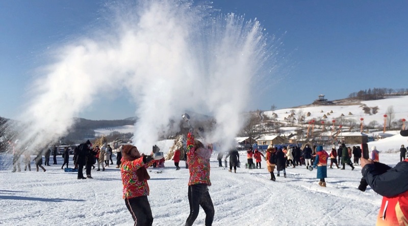 En la ceremonia de inauguración del V Festival de Hielo y Nieve de Shulan, un centenar de residentes y turistas se unieron en una actividad tradicional de invierno que consiste en arrojar agua caliente al aire frío, provincia de Jilin, 5 de enero del 2021. [Foto: Han Junhong/ China Daily]