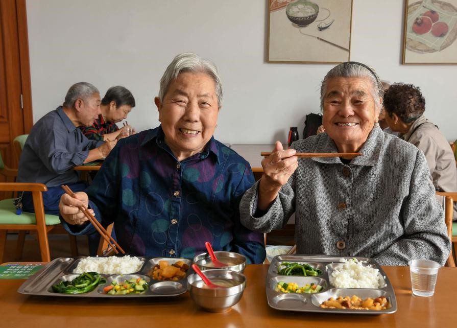 Personas mayores cenan en una cantina de un hogar de ancianos en el distrito Tonggong, Tongling, provincia de Anhui, 25 de septiembre del 2020.  (Foto: Pueblo en Línea/ Guo Shining)