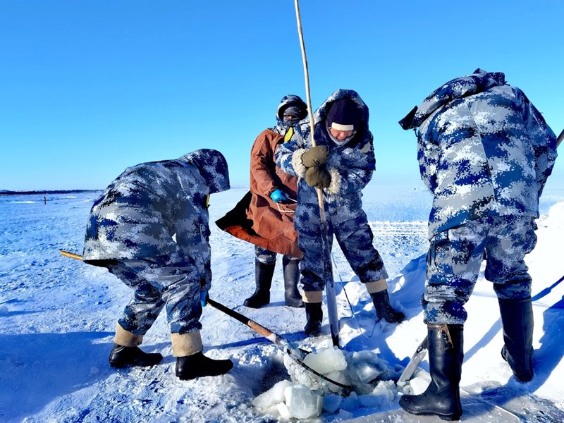 Residentes de Hexigten Banner de Chifeng utilizan métodos de pesca tradicionales, Región Autónoma de Mongolia Interior, 1º de enero del 2021. [Foto: Meng Zhigang/ China Daily]