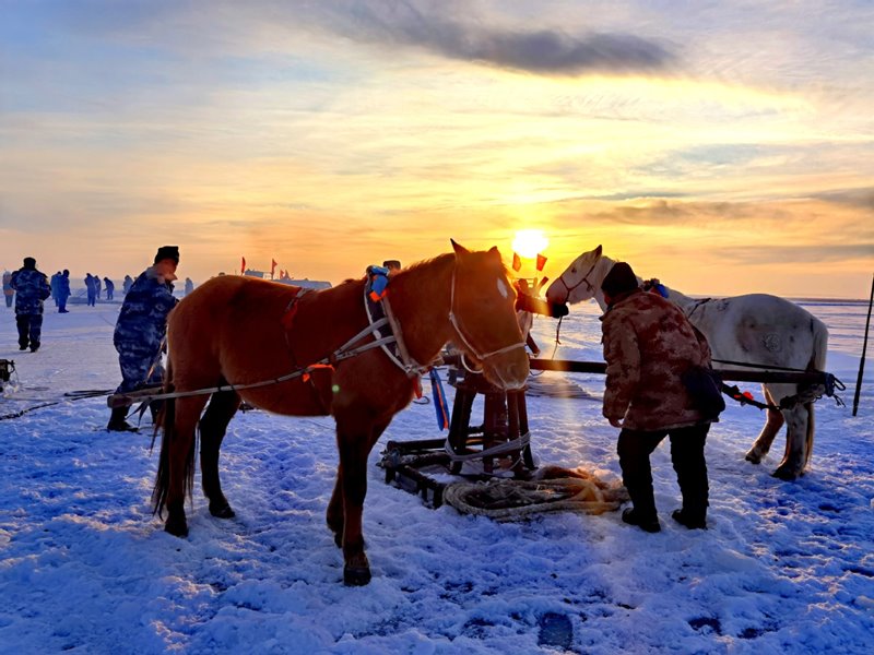 Residentes de Hexigten Banner de Chifeng utilizan métodos de pesca tradicionales, Región Autónoma de Mongolia Interior, 1º de enero del 2021. [Foto: Meng Zhigang/ China Daily]