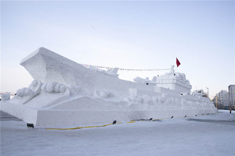 Harbin exhibe un modelo de nieve del portaaviones Liaoning de China