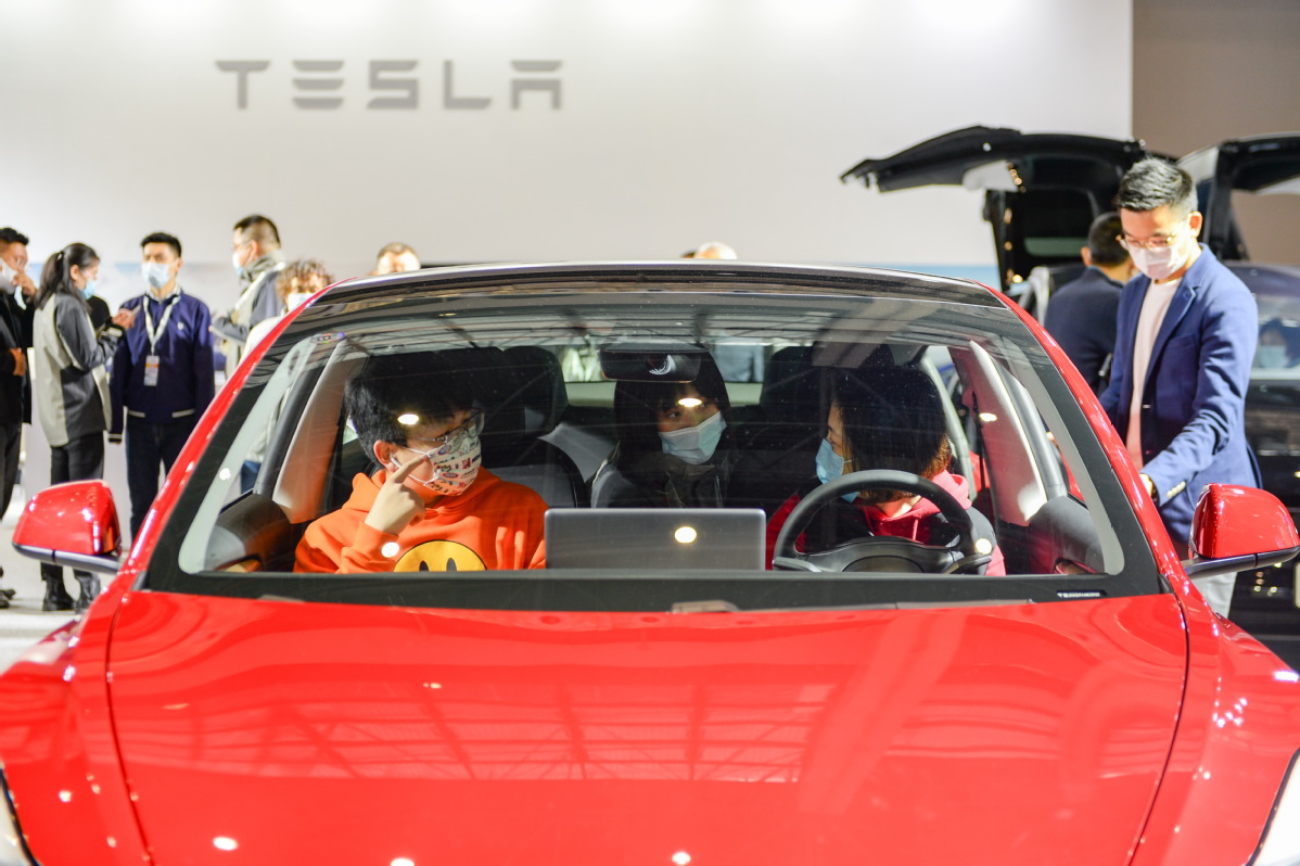 La gente prueba un vehículo de nueva energía Tesla en una exhibición de coches en Haikou, provincia de Hainan, en el sur de China, el 8 de enero de 2021. [Foto / Xinhua]