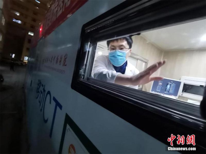 Un miembro del personal saluda al salir del Hospital Zhongnan de la Universidad de Wuhan en Wuhan, provincia de Hubei, en el centro de China, el 10 de enero de 2021. 